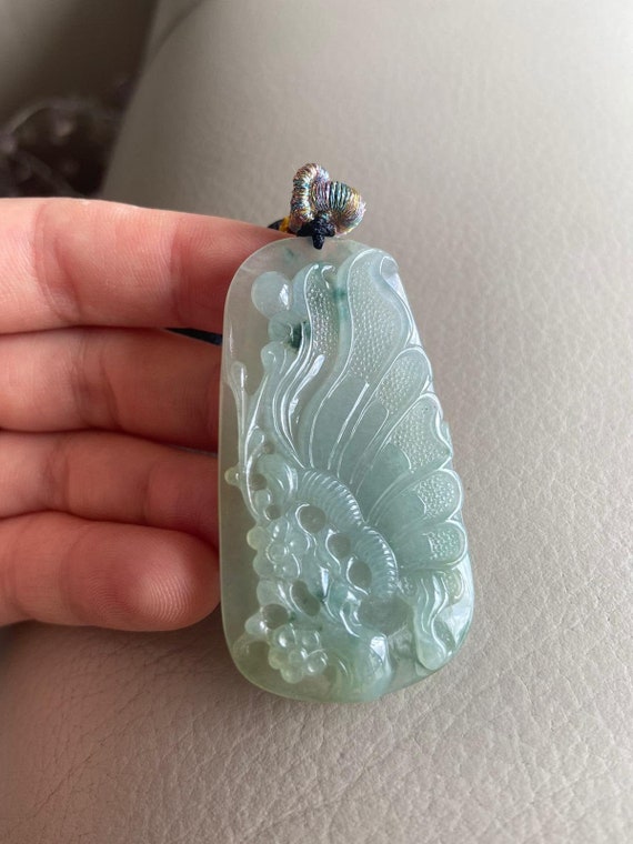 本翡翠ペンダント 鎖模様 翡翠 模様ありペンダント 両面彫刻