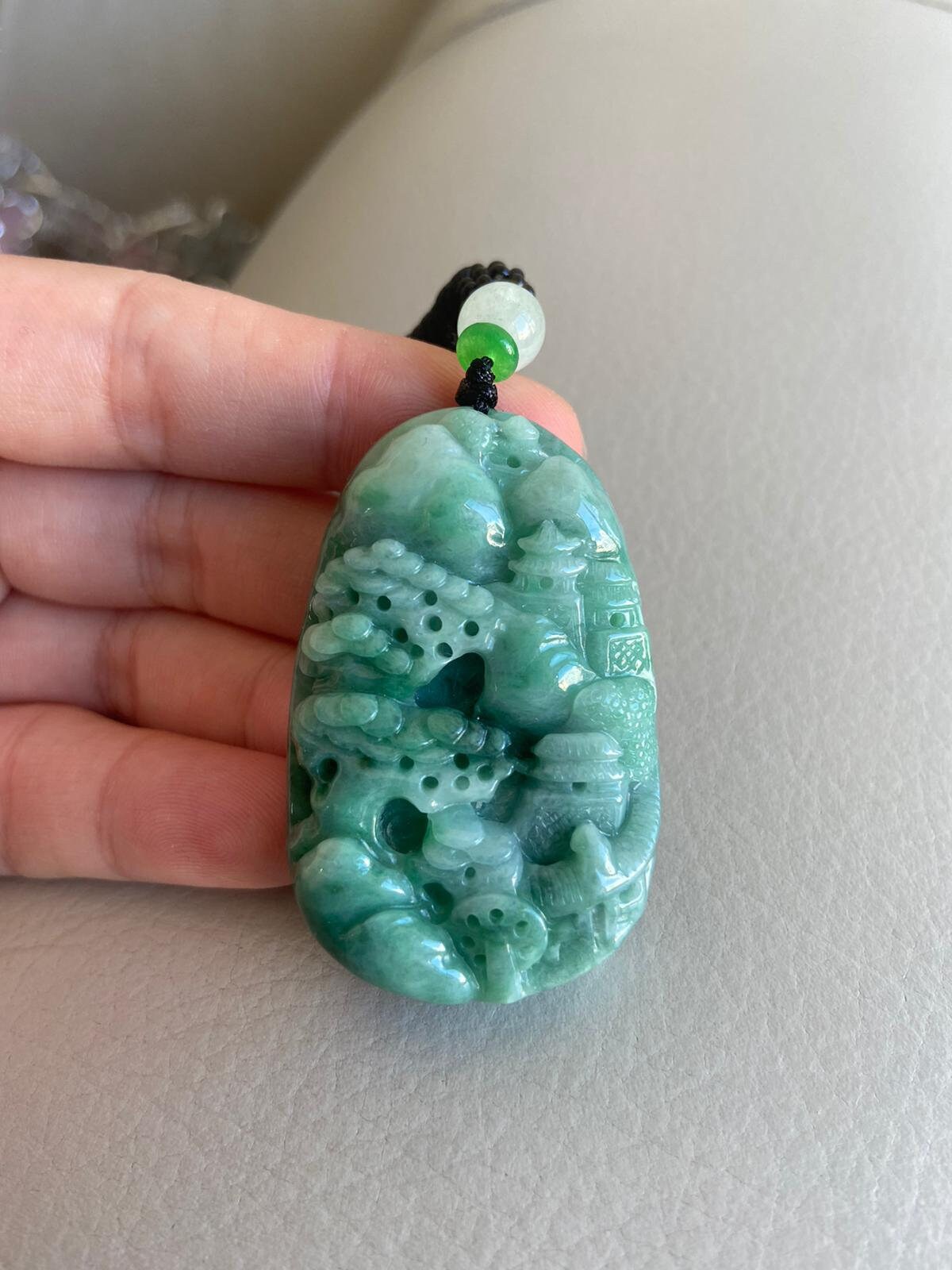 翡翠彫刻ペンダント 山水図 彫刻された風景翡翠ペンダント、中国風の風景、橋山木、天然