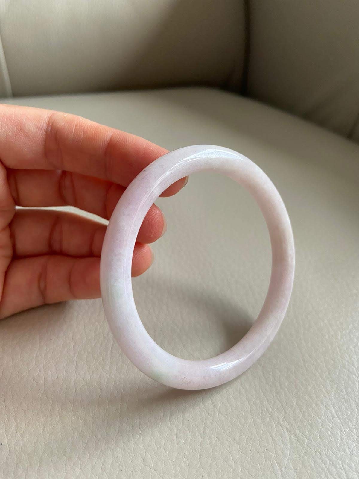 翡翠バングル 57.1 mm (2.25インチ)、ラウンドシェイプ、ライト