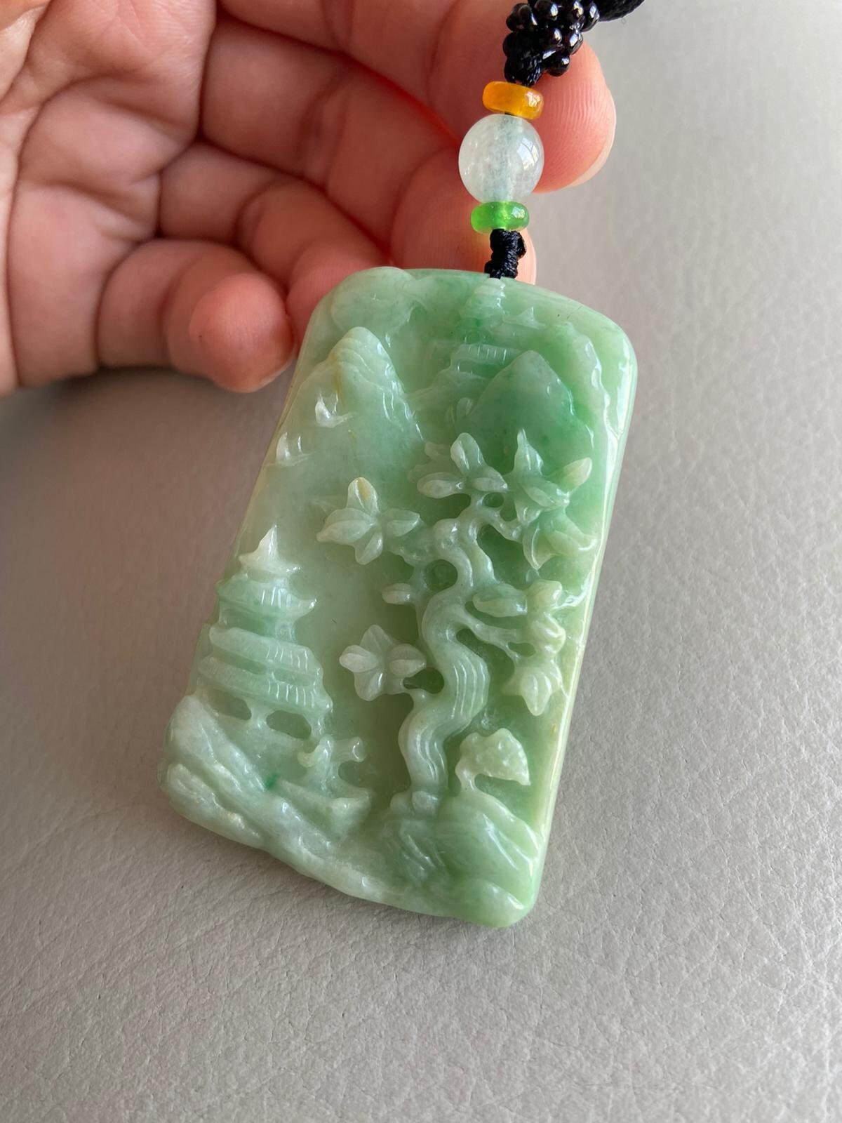 彫刻された風景ジェダイト翡翠ペンダント、ライトグリーン