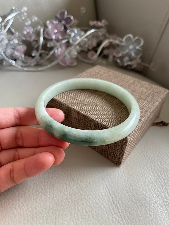 Collana Di Giada E Braccialetto Di Ematite Su Sfondo Grigio Fotografia