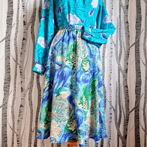 Vintage 1980s skirt with an abstract aqua, green and blue busy pattern. Midi-length, elasticated waistband skirt. Size 10/12