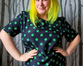 Vintage green spotty short sleeved top by Jacques Vert. 1980s vintage polka dot top. Navy blue t-shirt with green spots. UK size 18/20