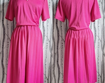 1980s hot pink casual dress with a pleated skirt. Bright pink 80s party dress with short sleeves. UK size 14