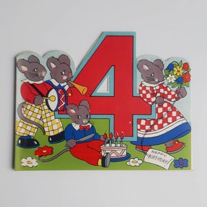 Quatre aujourd'hui. Joyeux anniversaire. Belle carte de voeux en papier vintage des années 40 non utilisée. Carte de 4e anniversaire de fête de la souris.