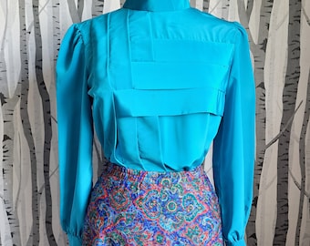 Unusual 1980s aqua blue, button back blouse with high neck roll collar. Vintage 80s lattice pleat front blouse by Jean de Pierre. size 10/12