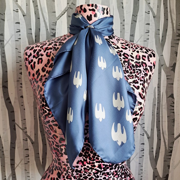 Bufanda cuadrada grande de seda pura vintage de la década de 1970 de Cornelia James, la fabricante de guantes real para la reina Isabel. Pañuelo de seda azul con estampado Swift.