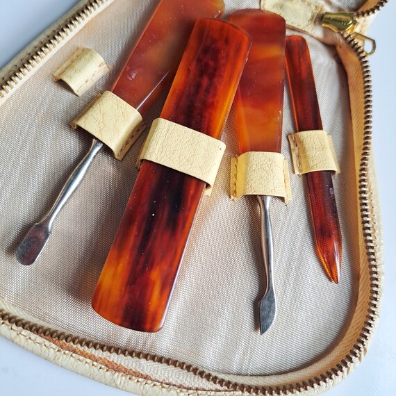 1950s vintage manicure set in a leather case. Cream l… - Gem