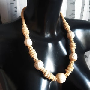 Collier en os sculpté. Collier tendance ethnique en os de bovin naturel blanc cassé. Bijoux bohèmes, festival.
