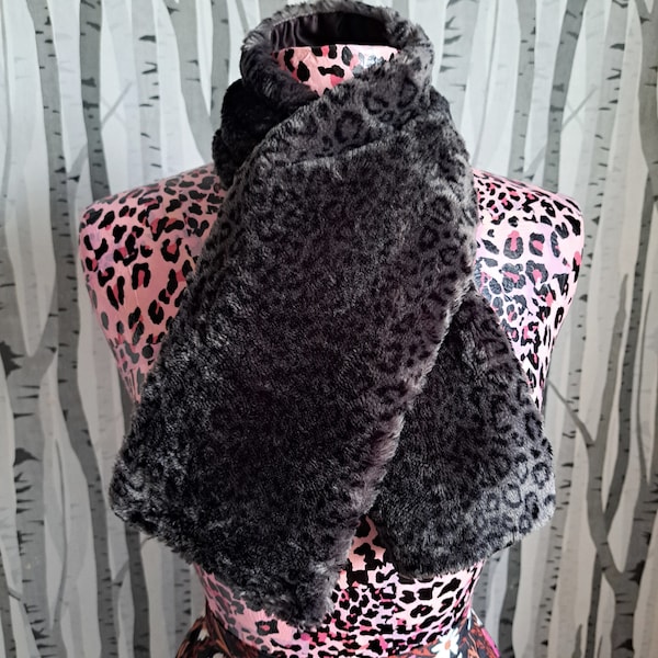 Fabulous vintage faux fur scarf. 1990s coat scarf with a black and grey leopard print pattern. 90s cheetah print cross over scarf