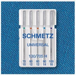 Könnte beinhalten: Eine Packung mit fünf silbernen Nähnadeln in einem durchsichtigen Kunststoffbehälter. Die Nadeln sind mit "SCHMETZ UNIVERSAL 130/705 H" beschriftet und haben die Größen 70, 80, 80, 90 und 100.
