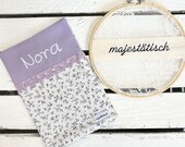 U-Hefthülle, Hülle aus Stoff mit Stickerei "Nora", flieder-weiß
