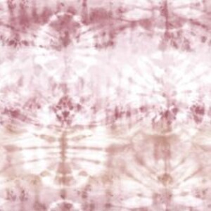 Peut inclure: Gros plan sur un tissu avec un motif tie-dye dans des tons de rose et de blanc. Le motif présente des bandes horizontales avec un motif radial symétrique. Une règle avec des mesures en pouces est visible sur le côté gauche.