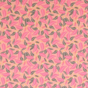 Peut inclure: Tissu floral rose et gris avec un motif répétitif de feuilles et de fleurs stylisées. Le tissu est présenté contre un ruban à mesurer blanc.