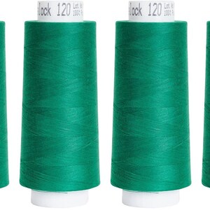 Könnte beinhalten: Vier Spulen grünen Nähgarns, jede mit der Aufschrift "Lock 120 Lot 1000"