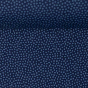 Könnte beinhalten: Nahaufnahme eines marineblauen Stoffes mit einem sich wiederholenden Muster aus kleinen, hellblauen Punkten. Der Stoff ist gefaltet und zeigt sowohl die Ober- als auch die Unterseite des Materials. Die Punkte sind gleichmäßig verteilt.