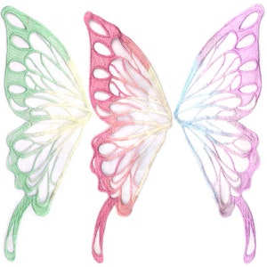 Puede incluir: Un par de alas de mariposa iridiscentes con un diseño degradado arcoíris. Las alas están hechas de encaje delicado y son perfectas para agregar un toque de fantasía a cualquier proyecto artesanal.
