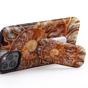 Könnte beinhalten: Eine braune und goldene Handyhülle mit einem wirbelnden Ammonitenmuster. Die Hülle hat einen eingebauten Ständer.