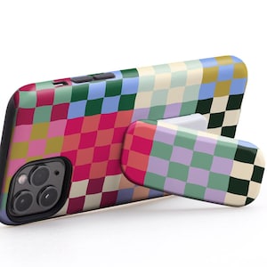 Può includere: Una custodia per telefono a quadri colorati con un piedistallo integrato. La custodia è progettata per sostenere il telefono in modalità orizzontale per guardare i video. "Usala in modalità orizzontale per guardare i video" è scritto in bianco su sfondo bianco.