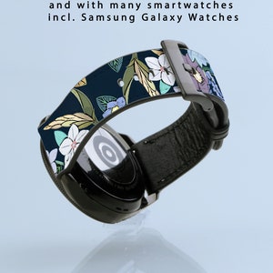 Puede incluir: Una correa de reloj con estampado floral negro y azul con una correa de cuero negro. La correa es compatible con relojes que aceptan correas de 20/22 mm de ancho, incluidas las Samsung Galaxy Watches.