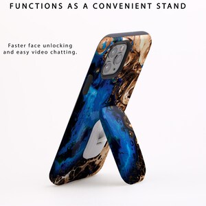 Könnte beinhalten: Eine blaue und goldene Marmor-Handyhülle mit einem eingebauten Ständer. Die Hülle ist so konzipiert, dass sie das Handy für freihändiges Betrachten aufrecht hält.