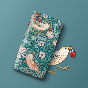 Portefeuille pour téléphone William Morris Strawberry Thief in sarcelle - Pour iPhone 16 Pro Max iPhone 15 14 13 12 11 Samsung Galaxy S25 S24 S23 S22 S21 S20