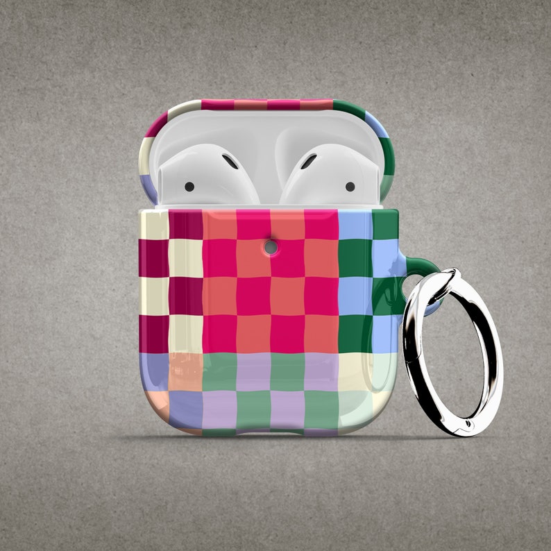 Puede incluir: Una funda para tel&eacute;fono de cuadros blancos y verdes con un soporte de anillo incorporado. La funda est&aacute; dise&ntilde;ada para adaptarse a un par de auriculares inal&aacute;mbricos.