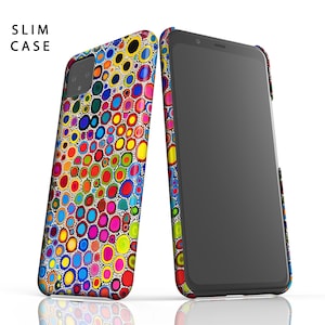 K&ouml;nnte beinhalten: Eine farbenfrohe Handyh&uuml;lle mit einem Muster aus Kreisen in verschiedenen Farben, darunter Rot, Gelb, Blau, Gr&uuml;n und Lila. Die H&uuml;lle ist f&uuml;r ein Smartphone mit einer Kamerabuckel konzipiert. Der Text "SLIM CASE" ist oben im Bild in Wei&szlig; auf schwarzem Hintergrund gedruckt.