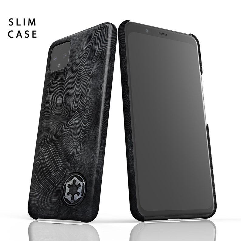 Puede incluir: Una funda de tel&eacute;fono negra con un patr&oacute;n ondulado y el s&iacute;mbolo imperial de Star Wars. La funda est&aacute; dise&ntilde;ada para adaptarse a un tel&eacute;fono delgado. La funda del tel&eacute;fono se muestra junto a un tel&eacute;fono negro.