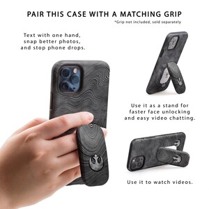 Puede incluir: Una funda de tel&eacute;fono negra con un patr&oacute;n de remolino. La funda tiene un soporte integrado que se puede usar para sostener el tel&eacute;fono para ver videos o chatear por video. La funda se muestra con un agarre a juego, que se vende por separado.