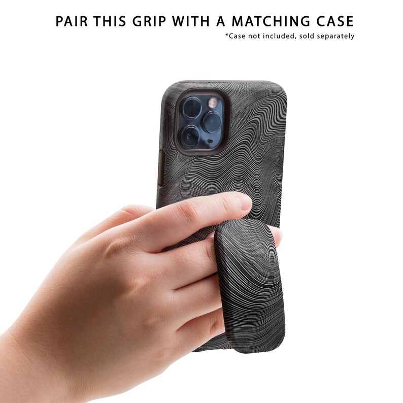 Puede incluir: Un agarre para tel&eacute;fono con estampado en blanco y negro con una funda para tel&eacute;fono a juego. El agarre est&aacute; unido a la parte posterior de la funda del tel&eacute;fono.