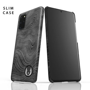 Puede incluir: Una funda de tel&eacute;fono negra con un patr&oacute;n ondulado blanco y un s&iacute;mbolo de la Alianza Rebelde plateado. La funda est&aacute; dise&ntilde;ada para un ajuste delgado y tiene un protector de pantalla negro.