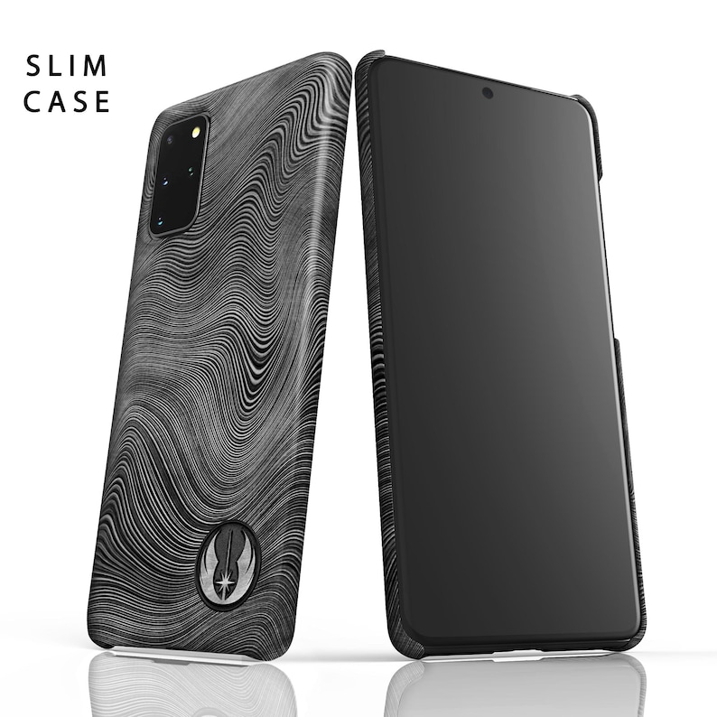 Puede incluir: Una funda de tel&eacute;fono negra con un patr&oacute;n ondulado blanco y un s&iacute;mbolo de la Alianza Rebelde plateado. La funda est&aacute; dise&ntilde;ada para un ajuste delgado y tiene un protector de pantalla negro.