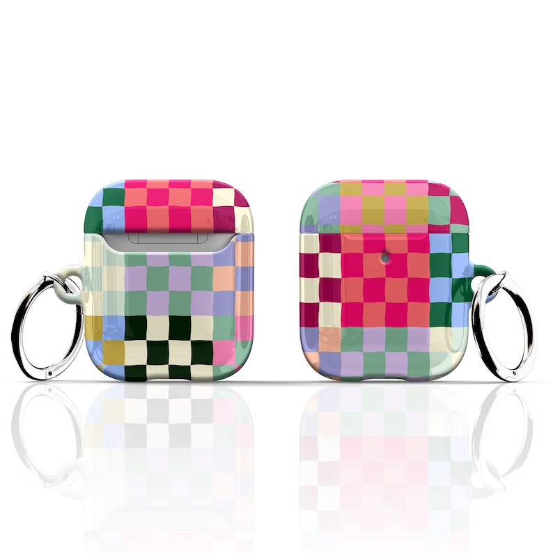Puede incluir: Dos estuches para Airpods con un patr&oacute;n a cuadros en rosa, verde, azul y blanco. Los estuches tienen un anillo de metal plateado.