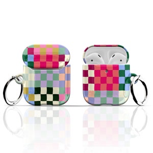 Puede incluir: Una funda para Airpods con un patr&oacute;n de cuadros coloridos y un llavero. La funda est&aacute; abierta y muestra el interior de la funda con dos Airpods blancos.