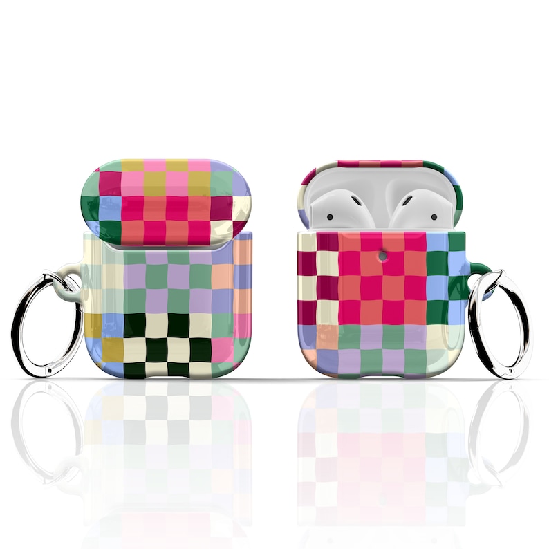 Puede incluir: Una funda para Airpods con un patr&oacute;n de cuadros coloridos y un llavero. La funda est&aacute; abierta y muestra el interior de la funda con dos Airpods blancos.