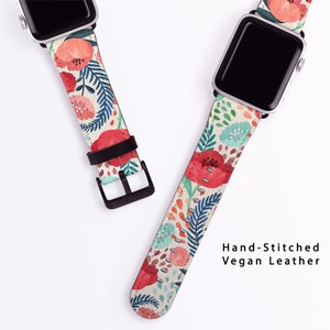 Könnte beinhalten: Ein Armband für die Apple Watch mit floralem Muster auf weißem Hintergrund und roten, rosa, blauen und grünen Blumen. Das Armband ist aus veganem Leder und handgenäht. Der Text "Hand-Stitched Vegan Leather" ist unterhalb des Armbands aufgedruckt.