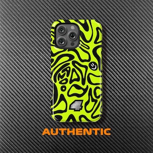 Könnte beinhalten: Neongrüne Handyhülle mit schwarzem, abstraktem Muster und einem Smiley. Die Hülle hat einen schwarzen Rand und die Zahl 4. Das Wort "AUTHENTIC" ist unten in Orange gedruckt.