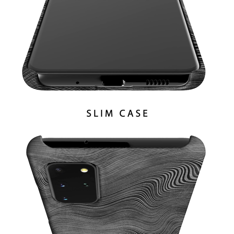 Puede incluir: Una funda de tel&eacute;fono negra con un patr&oacute;n de veta de madera. La funda est&aacute; dise&ntilde;ada para adaptarse a un tel&eacute;fono con una protuberancia de c&aacute;mara y una sola lente de c&aacute;mara.