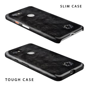Puede incluir: Dos fundas para tel&eacute;fono con un patr&oacute;n de madera negra y un s&iacute;mbolo en blanco y negro. La funda superior est&aacute; etiquetada como "SLIM CASE" y la funda inferior est&aacute; etiquetada como "TOUGH CASE".