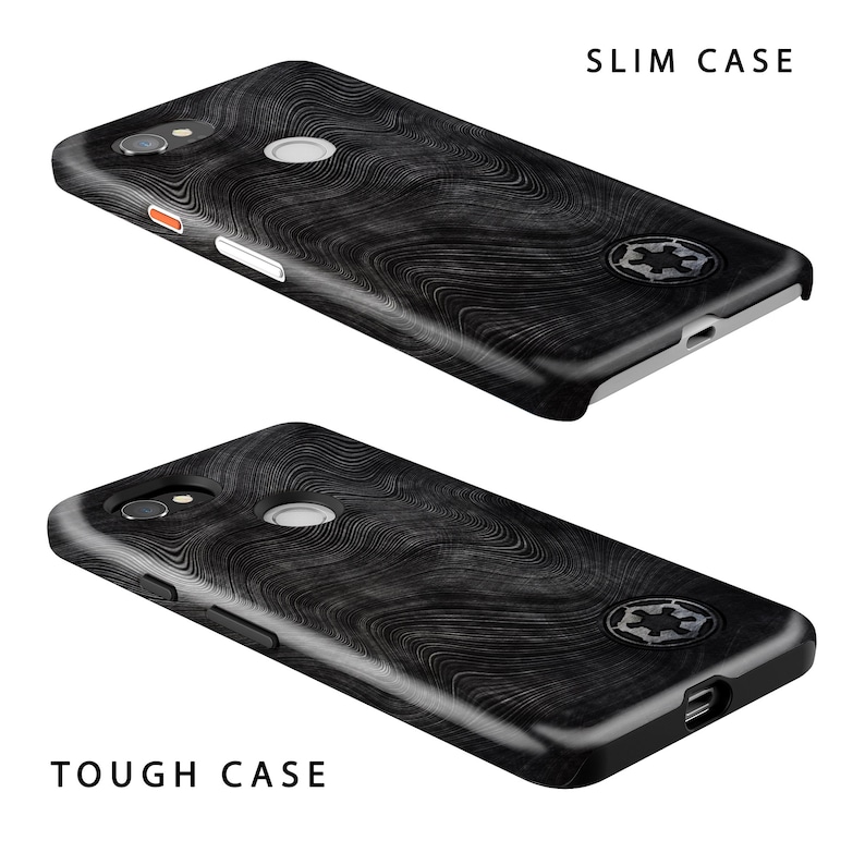 Puede incluir: Dos fundas para tel&eacute;fono con un patr&oacute;n de madera negra y un s&iacute;mbolo en blanco y negro. La funda superior est&aacute; etiquetada como "SLIM CASE" y la funda inferior est&aacute; etiquetada como "TOUGH CASE".