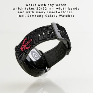 Op de afbeelding: Zwarte horlogeband met een rood en wit grafisch ontwerp. De band is compatibel met horloges die banden van 20/22 mm breedte accepteren. Werkt met veel smartwatches, waaronder Samsung Galaxy Watches.