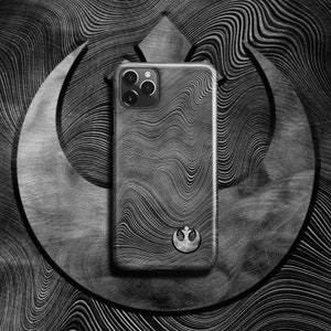 Könnte beinhalten: Eine schwarz-weiße Handyhülle mit einem wirbelnden Muster und dem Symbol der Rebellenallianz. Die Hülle ist für ein iPhone konzipiert.