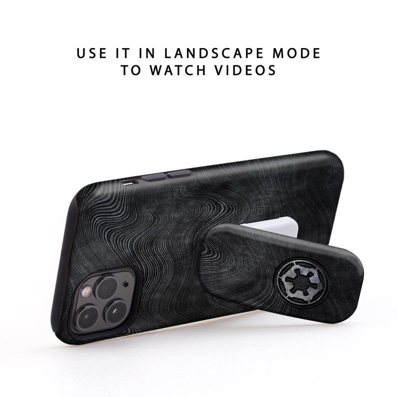 K&ouml;nnte beinhalten: Schwarze Handyh&uuml;lle mit strukturiertem Design und einem ausklappbaren St&auml;nder mit dem Star Wars Imperial-Logo. Verwenden Sie es im Querformat, um Videos anzusehen.