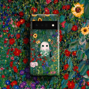 Pode incluir: Uma capa de telefone com um design floral e uma figura de fantasma branca no centro. A capa tem uma lente de câmera preta e uma borda preta.