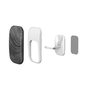 Puede incluir: Un soporte de pared blanco con una funda de tel&eacute;fono de patr&oacute;n blanco y negro, una funda de tel&eacute;fono blanca, un soporte de pared blanco con un gancho y una almohadilla adhesiva gris.
