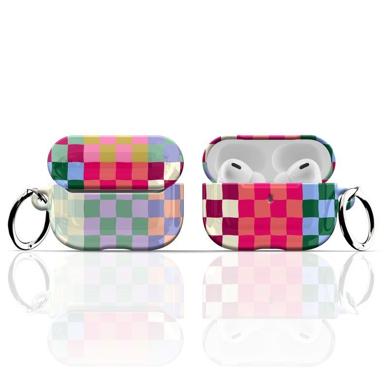 Puede incluir: Una funda con estampado de cuadros coloridos para auriculares inal&aacute;mbricos con un mosquet&oacute;n integrado. La funda est&aacute; abierta para revelar los auriculares blancos en el interior.