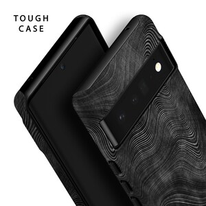 Puede incluir: Una funda de tel&eacute;fono negra con un patr&oacute;n texturizado ondulado. La funda tiene un recorte para el objetivo de la c&aacute;mara.