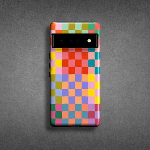 Può includere: Una custodia per telefono colorata con un motivo a scacchi in tonalità di rosso, giallo, blu, verde e viola.