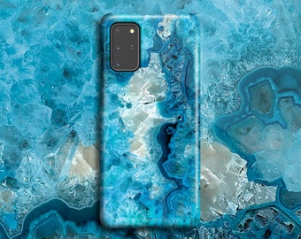 Op de afbeelding: Een blauwe en witte telefoonhoes met een marmerpatroon. De hoes heeft een uitsparing voor de camera.